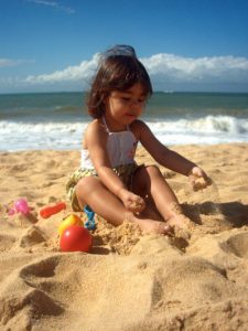 Bezpieczne plażowanie z dzieckiem